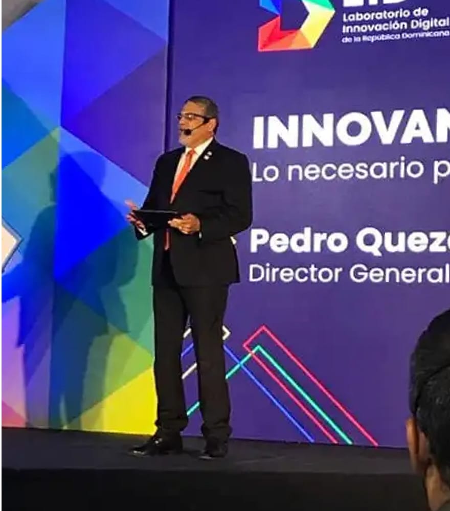 The director general of the lab on stage at the launch, the LID mark on the screen behind him