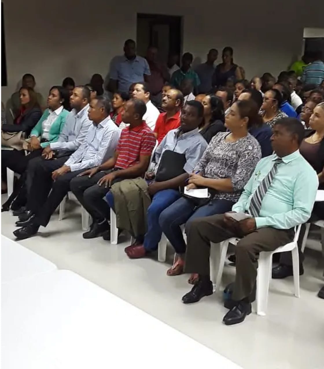 A full room of Santo Domingo Este residents and council members at the app presentation