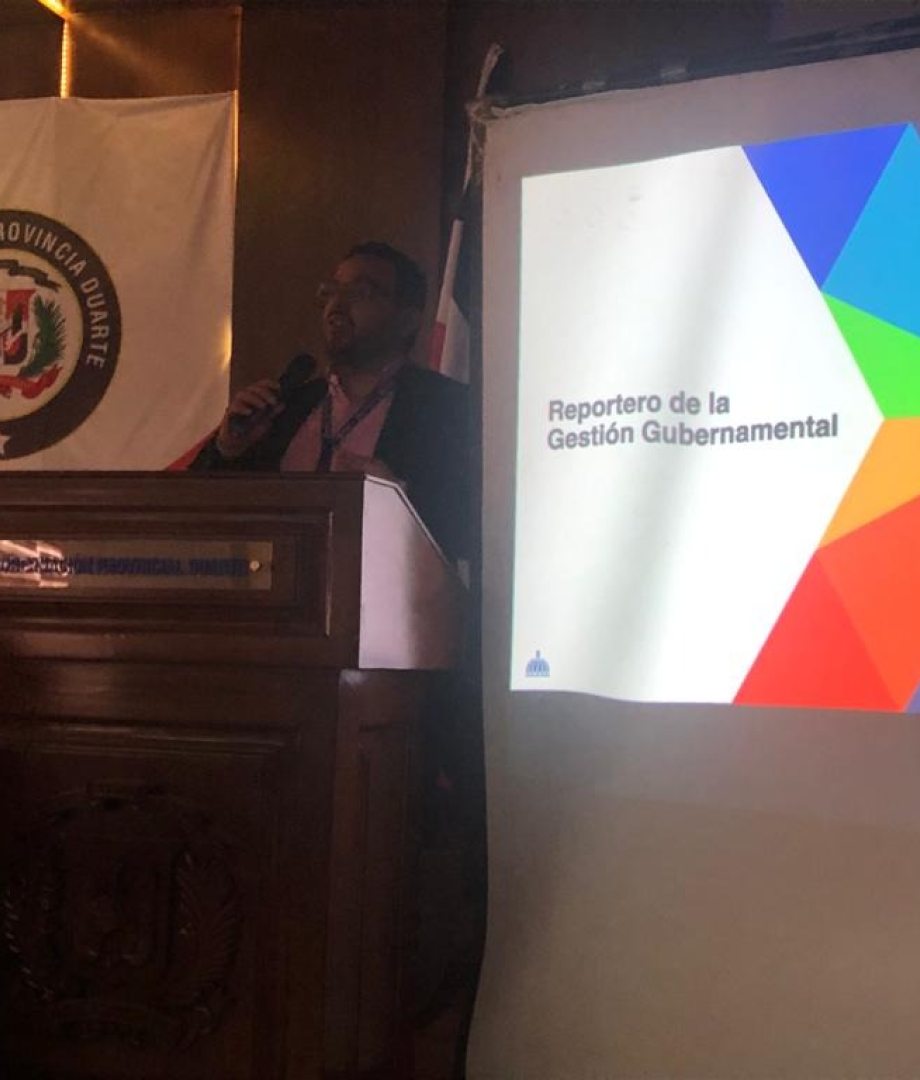 Fran Bencosme presenting Reportero de la Gestion Gubernamental to the institutions